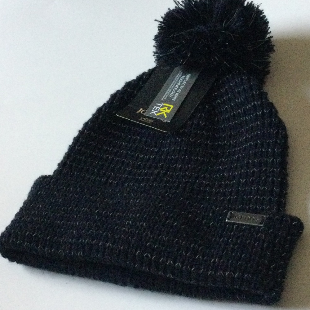 IGLOOS RkTEK WOMENS KNIT BEANIE REFLECTIVE KNIT TECHNOLOGY BLACK W/ POM NWT